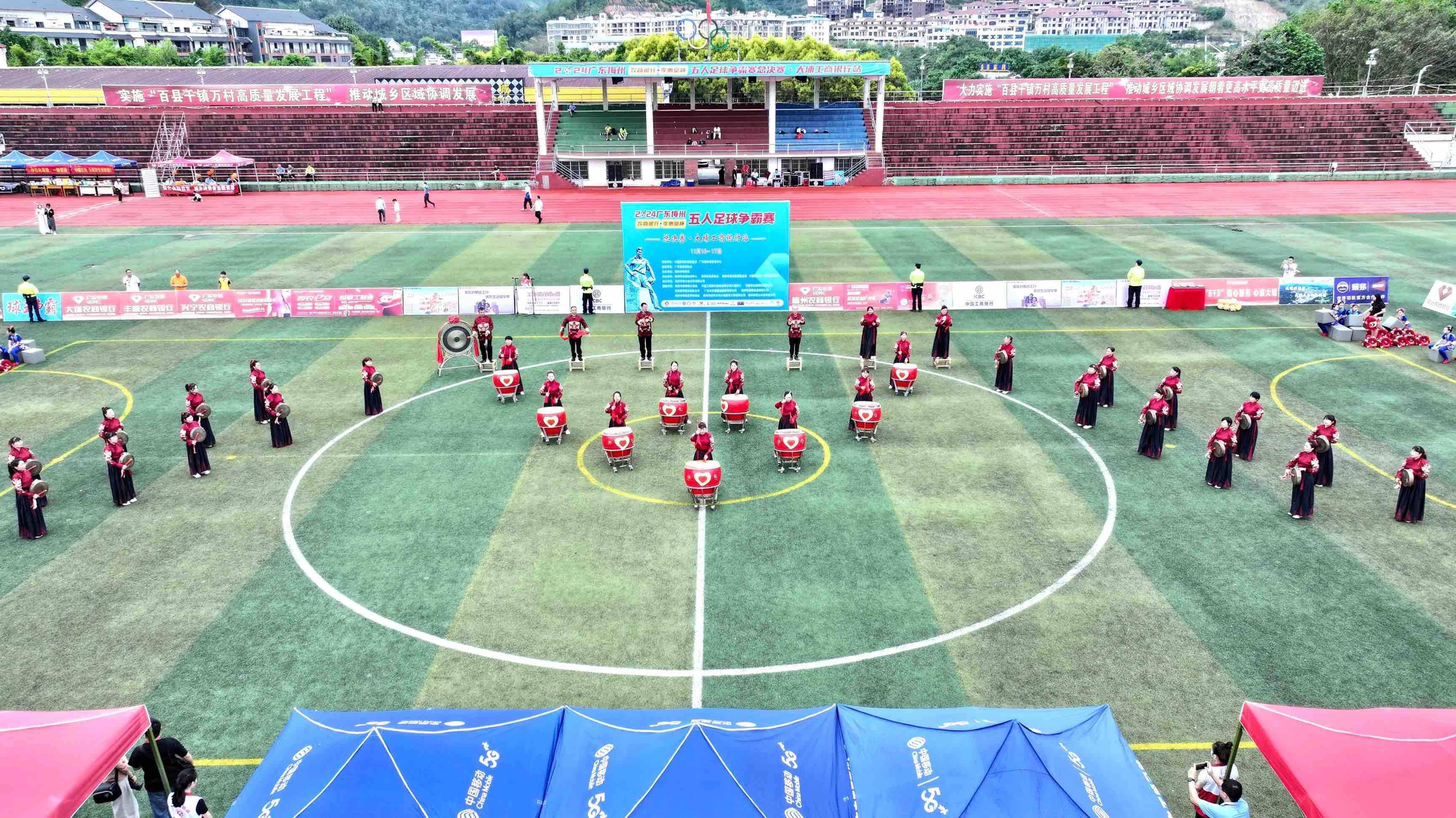 踢球技巧高超，欢呼声不绝于耳，现场气氛热烈