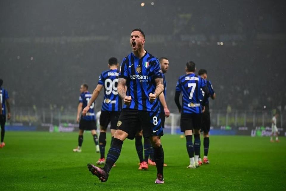 关于国米场边指挥情绪激动，切尔西队员怒摔水瓶的信息