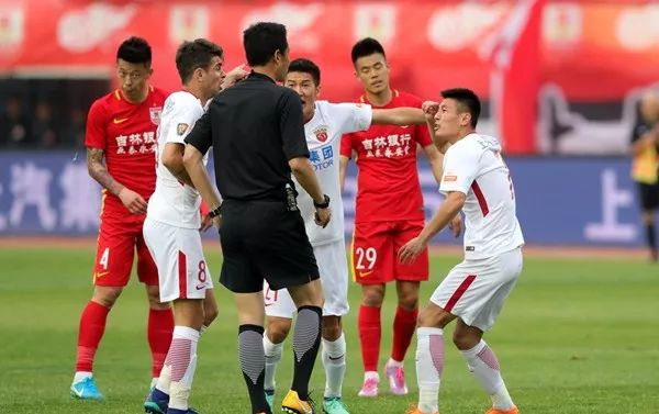 VAR判罚再引争议，哈兰德对阵利物浦裁判判点引发巨大争议的简单介绍